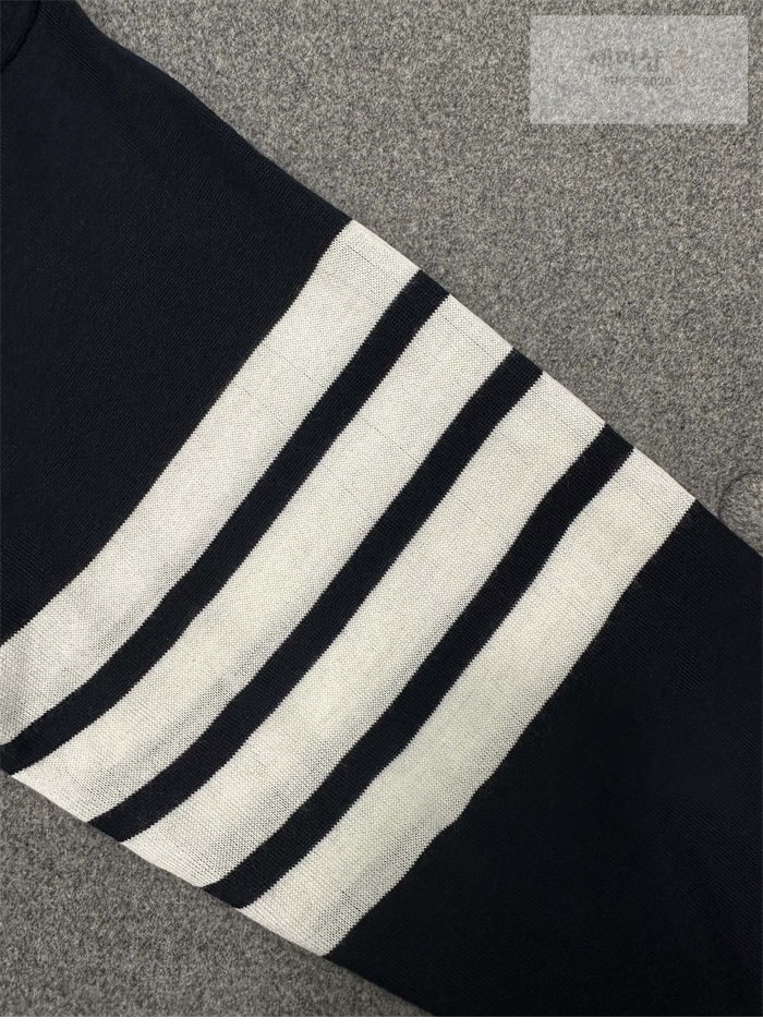 Thom Browne 톰브라운 사선완장 클래식 울 니트 스웨터 의류 16번 이미지
