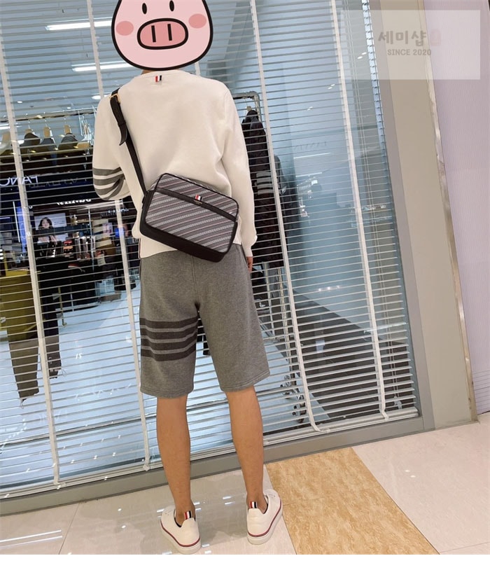 Thom Browne 톰브라운 사선완장 클래식 크루넥 맨투맨 레플리카 3번 이미지 - 의류 | 세미샵 레플리카 사이트