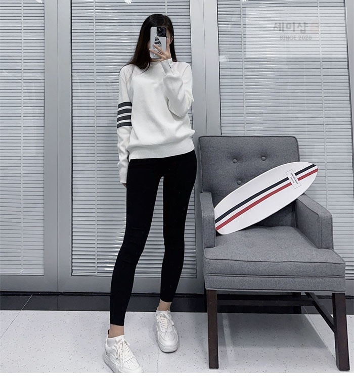 Thom Browne 톰브라운 사선완장 클래식 크루넥 맨투맨 레플리카 4번 이미지 - 의류 | 세미샵 레플리카 사이트