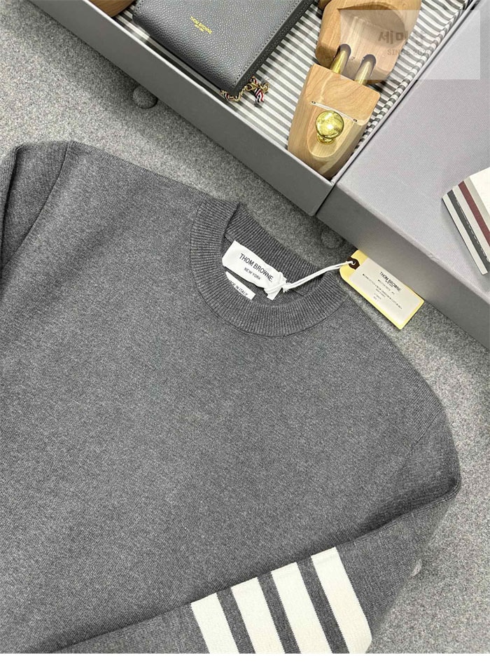Thom Browne 톰브라운 사선완장 클래식 크루넥 맨투맨 레플리카 6번 이미지 - 의류 | 세미샵 레플리카 사이트
