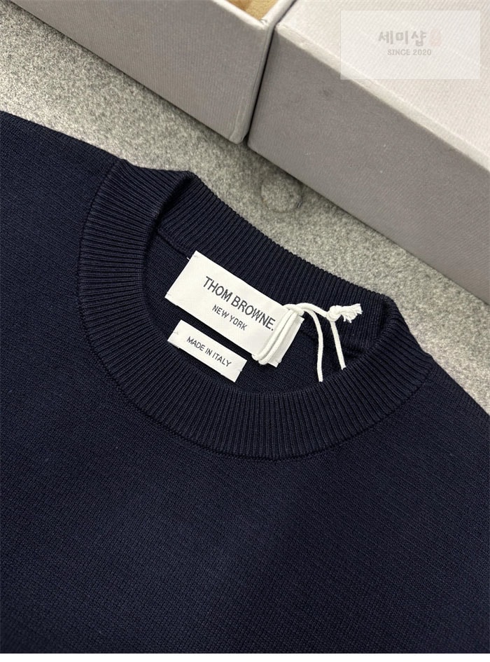 Thom Browne 톰브라운 사선완장 클래식 크루넥 맨투맨 레플리카 11번 이미지 - 의류 | 세미샵 레플리카 사이트