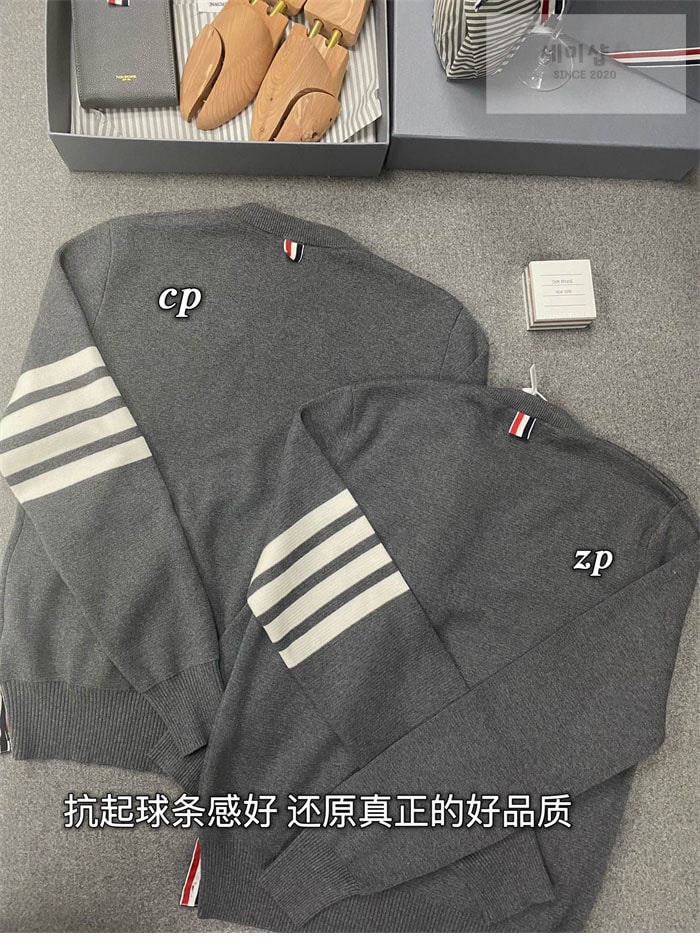 Thom Browne 톰브라운 사선완장 클래식 크루넥 맨투맨 레플리카 18번 이미지 - 의류 | 세미샵 레플리카 사이트