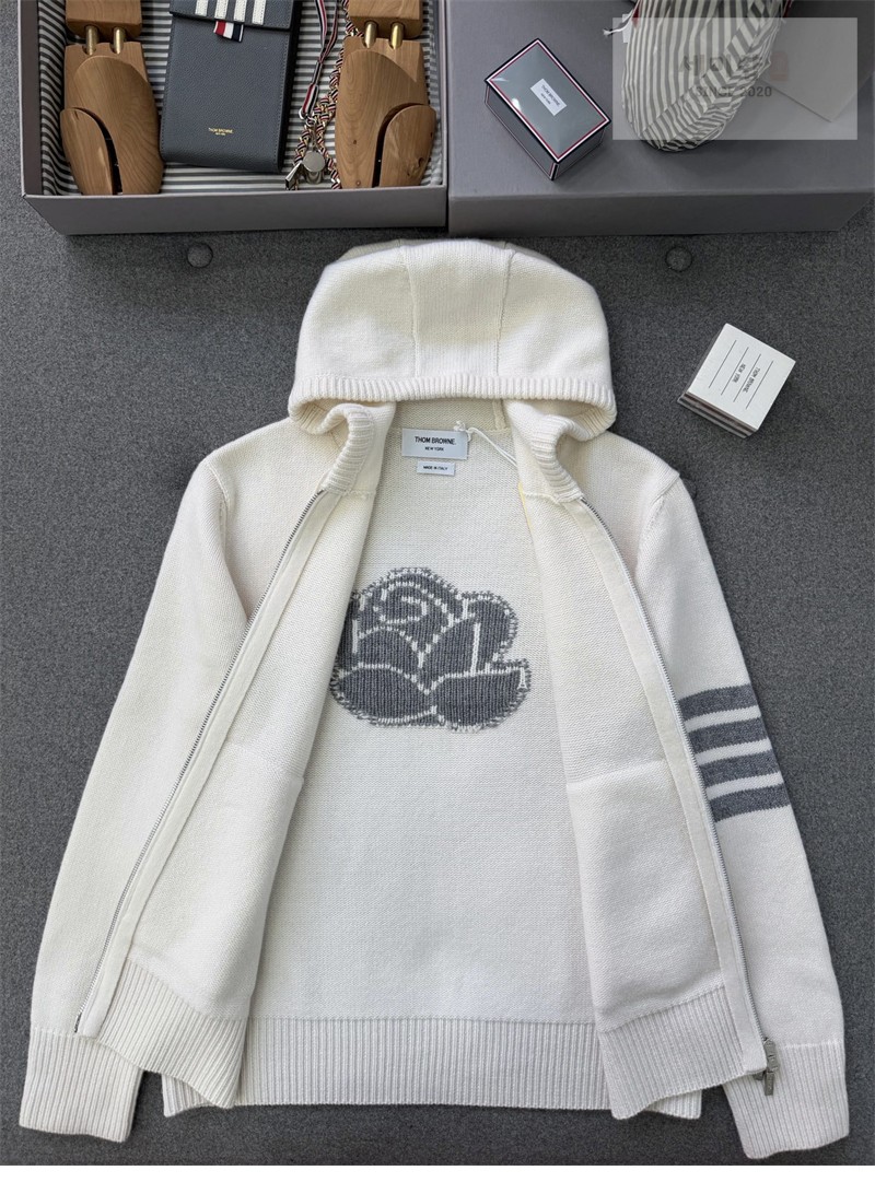 Thom Browne 톰브라운 사선완장 4-Bar 메리노 울 로즈 아이콘 가디건 화이트 의류 6번 이미지