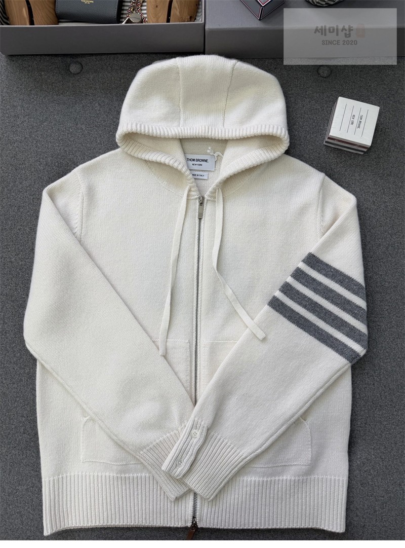 Thom Browne 톰브라운 사선완장 4-Bar 메리노 울 로즈 아이콘 가디건 화이트 의류 9번 이미지