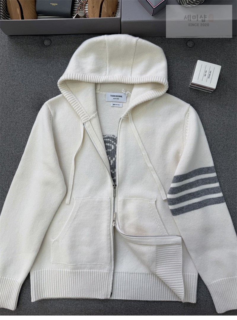 Thom Browne 톰브라운 사선완장 4-Bar 메리노 울 로즈 아이콘 가디건 화이트 의류 10번 이미지