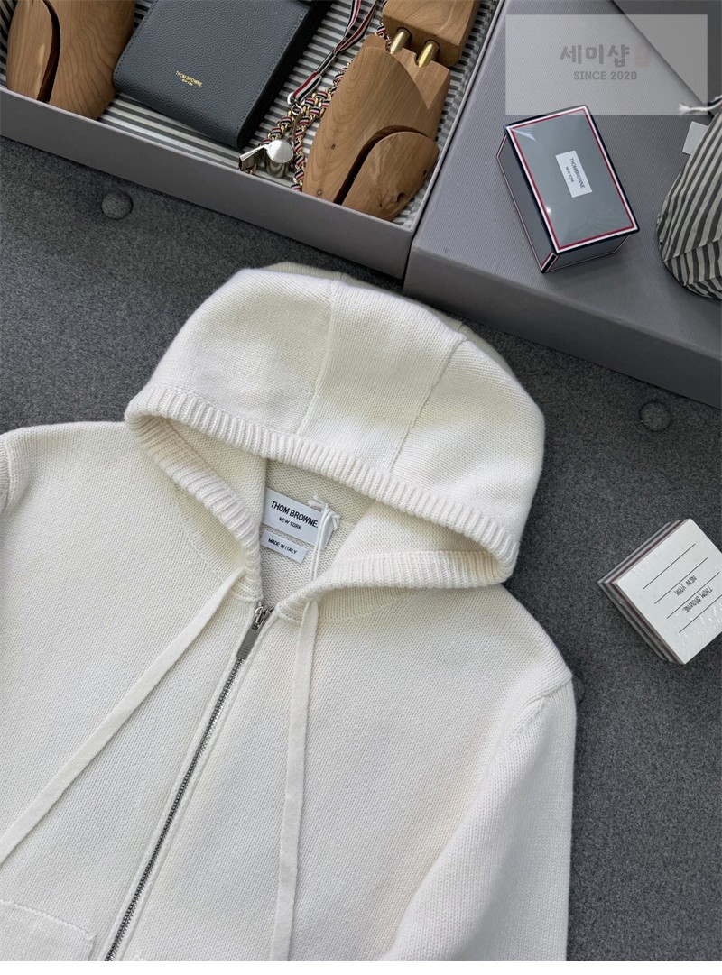 Thom Browne 톰브라운 사선완장 4-Bar 메리노 울 로즈 아이콘 가디건 화이트 의류 14번 이미지