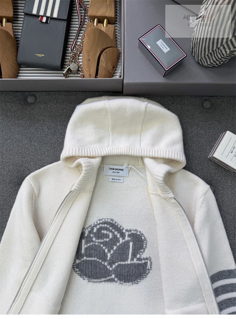 Thom Browne 톰브라운 사선완장 4-Bar 메리노 울 로즈 아이콘 가디건 화이트 의류 23번 이미지