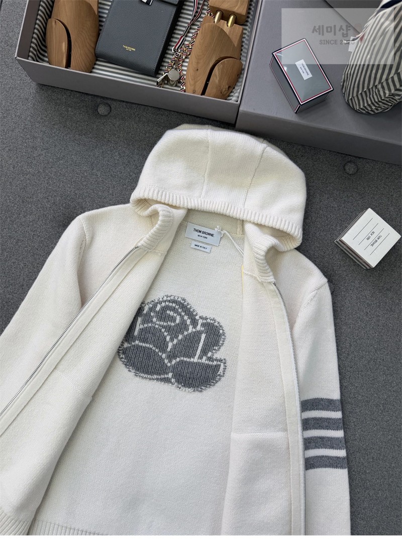 Thom Browne 톰브라운 사선완장 4-Bar 메리노 울 로즈 아이콘 가디건 화이트 의류 25번 이미지