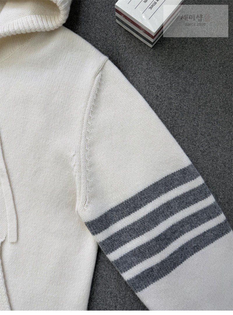 Thom Browne 톰브라운 사선완장 4-Bar 메리노 울 로즈 아이콘 가디건 화이트 의류 28번 이미지