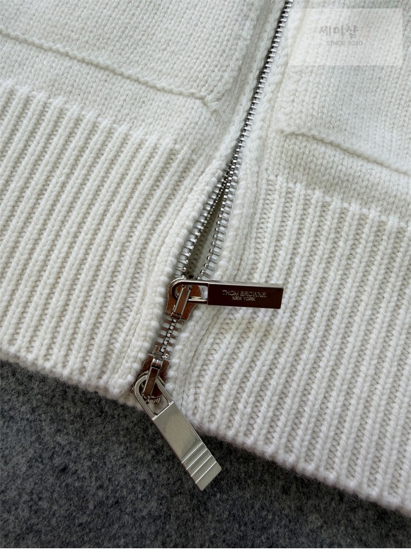 Thom Browne 톰브라운 사선완장 4-Bar 메리노 울 로즈 아이콘 가디건 화이트 의류 19번 이미지