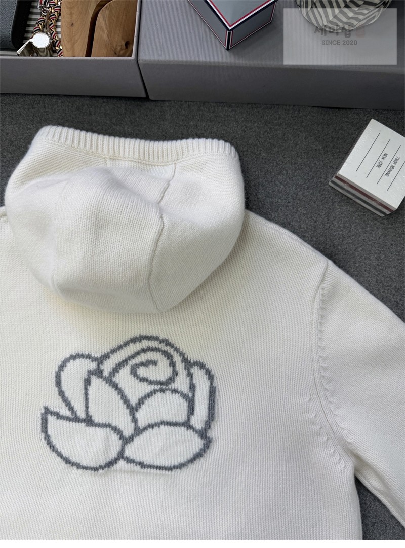 Thom Browne 톰브라운 사선완장 4-Bar 메리노 울 로즈 아이콘 가디건 화이트 의류 21번 이미지