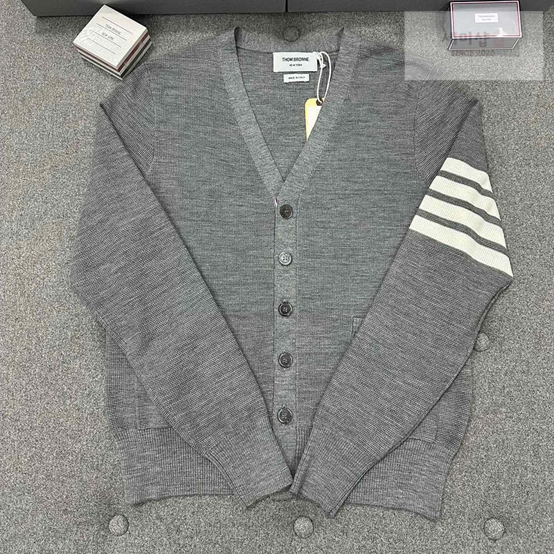 Thom Browne 톰브라운 사선완장 4-Bar 메리노 v넥 가디건 레플리카 1번 이미지 - 의류 | 세미샵 레플리카 사이트