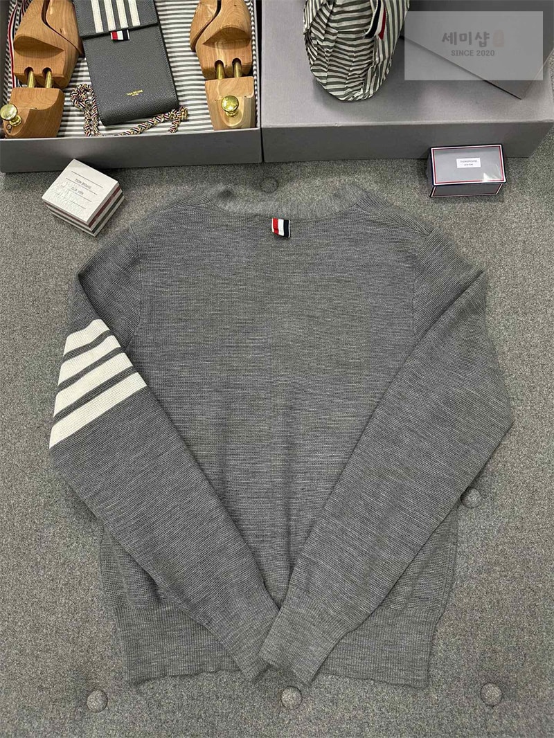 Thom Browne 톰브라운 사선완장 4-Bar 메리노 v넥 가디건 레플리카 3번 이미지 - 의류 | 세미샵 레플리카 사이트