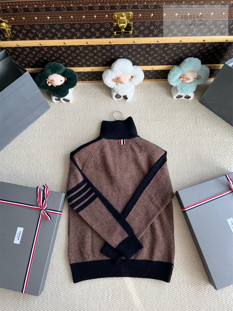 Thom Browne 톰브라운 사선완장 4-Bar 모크넥 울 스웨터 네이비 의류 17번 이미지