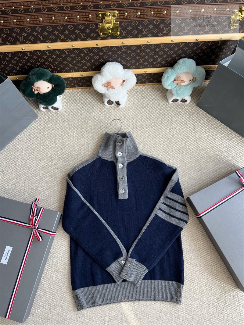 Thom Browne 톰브라운 사선완장 4-Bar 모크넥 울 스웨터 네이비 의류 25번 이미지
