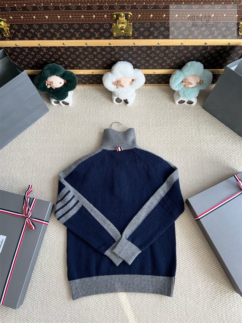 Thom Browne 톰브라운 사선완장 4-Bar 모크넥 울 스웨터 네이비 의류 26번 이미지