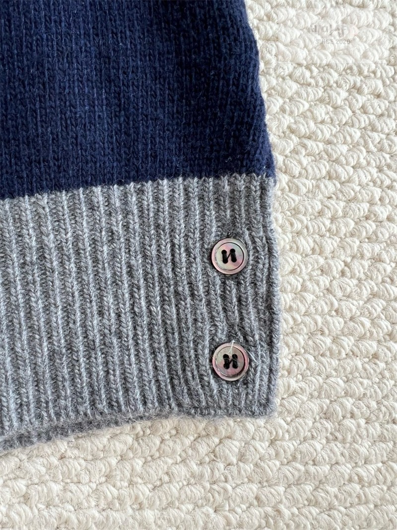Thom Browne 톰브라운 사선완장 4-Bar 모크넥 울 스웨터 네이비 의류 32번 이미지