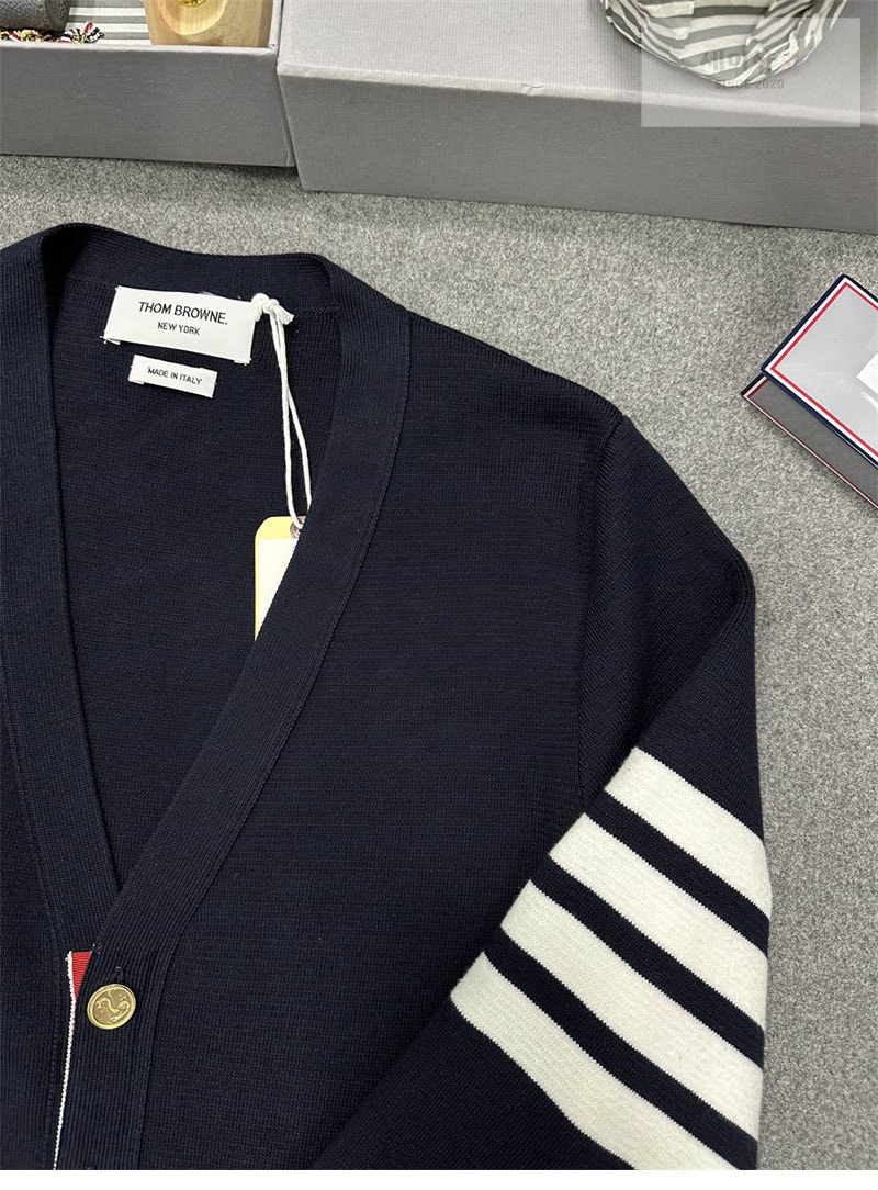 Thom Browne 톰브라운 사선완장 4-Bar 밀라노 스티치 클래식 가디건 레플리카 6번 이미지 - 의류 | 세미샵 레플리카 사이트