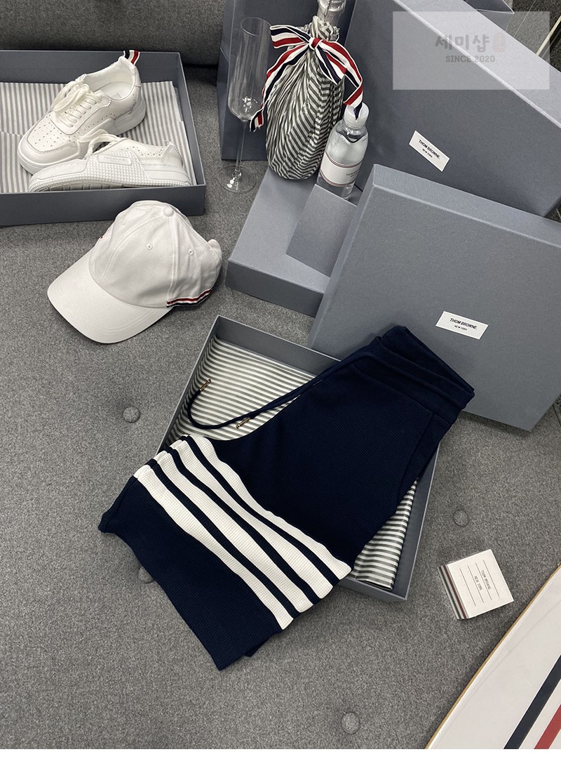 Thom Browne 톰브라운 사선완장 4-Bar 스웨트 와플 숏 팬츠 연그레이 의류 4번 이미지