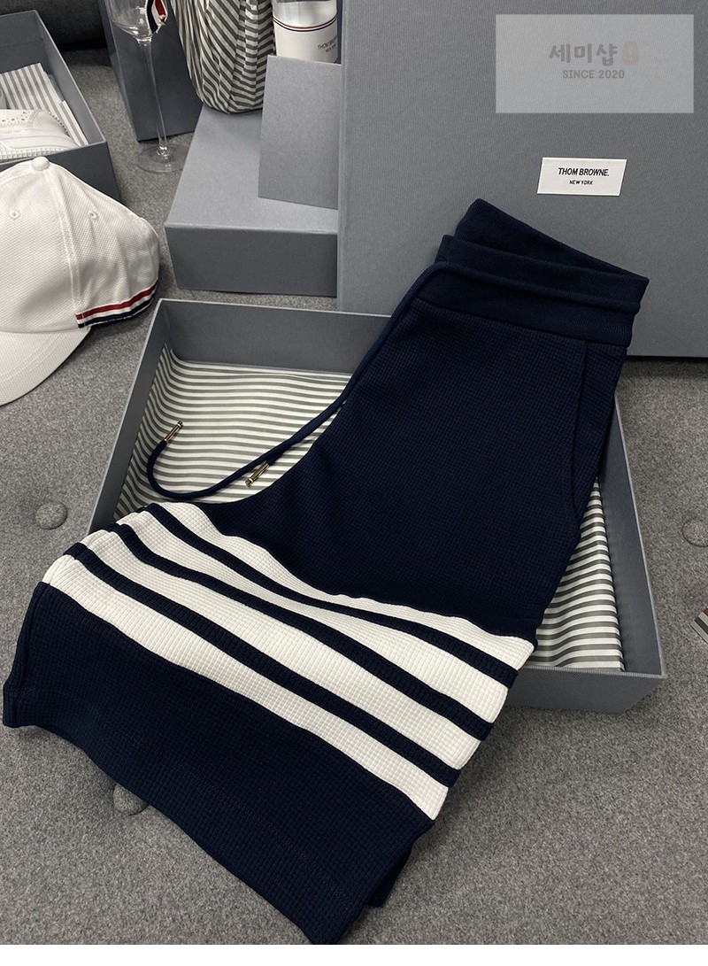 Thom Browne 톰브라운 사선완장 4-Bar 스웨트 와플 숏 팬츠 연그레이 의류 5번 이미지