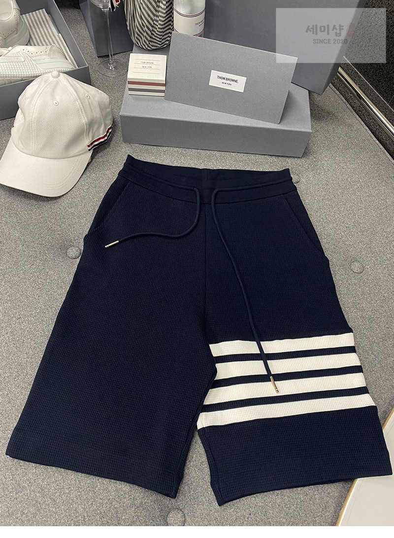 Thom Browne 톰브라운 사선완장 4-Bar 스웨트 와플 숏 팬츠 연그레이 의류 7번 이미지