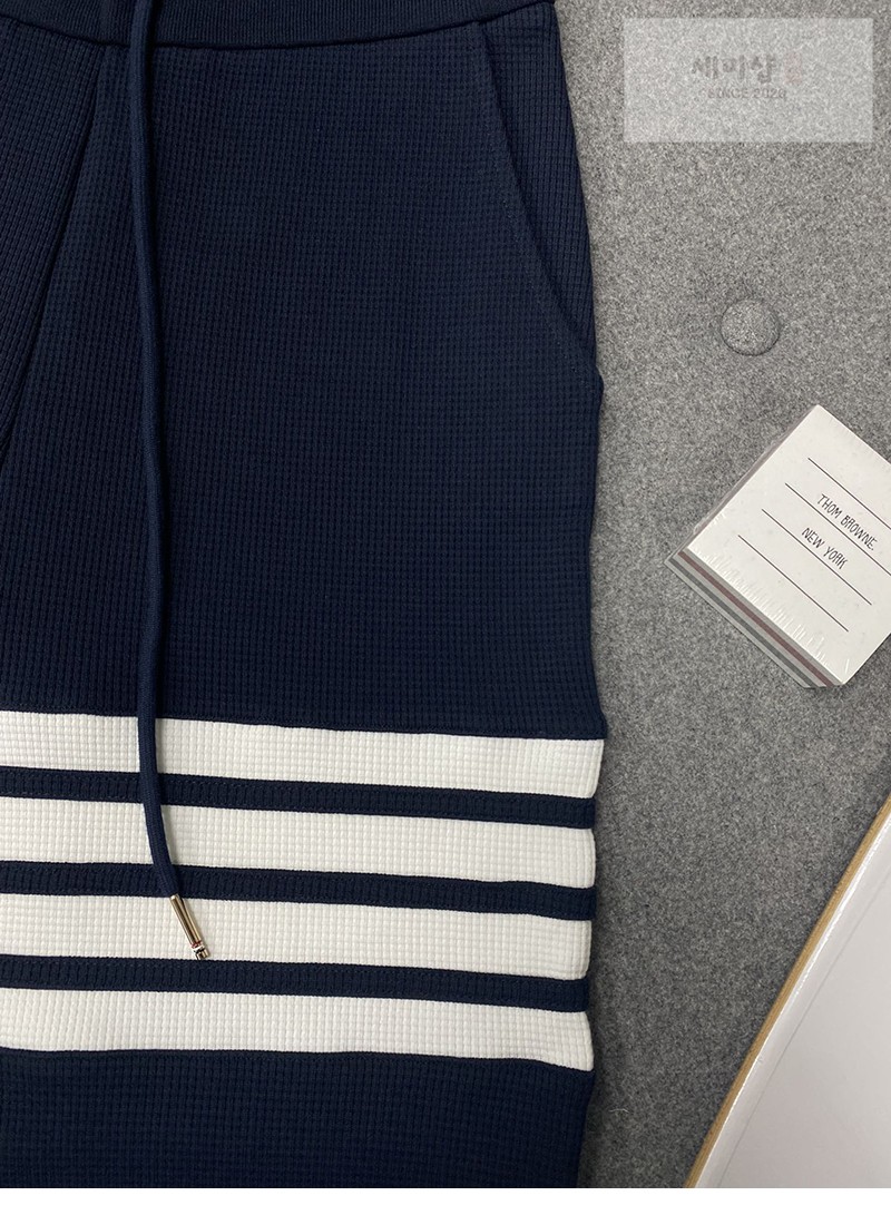 Thom Browne 톰브라운 사선완장 4-Bar 스웨트 와플 숏 팬츠 연그레이 의류 10번 이미지