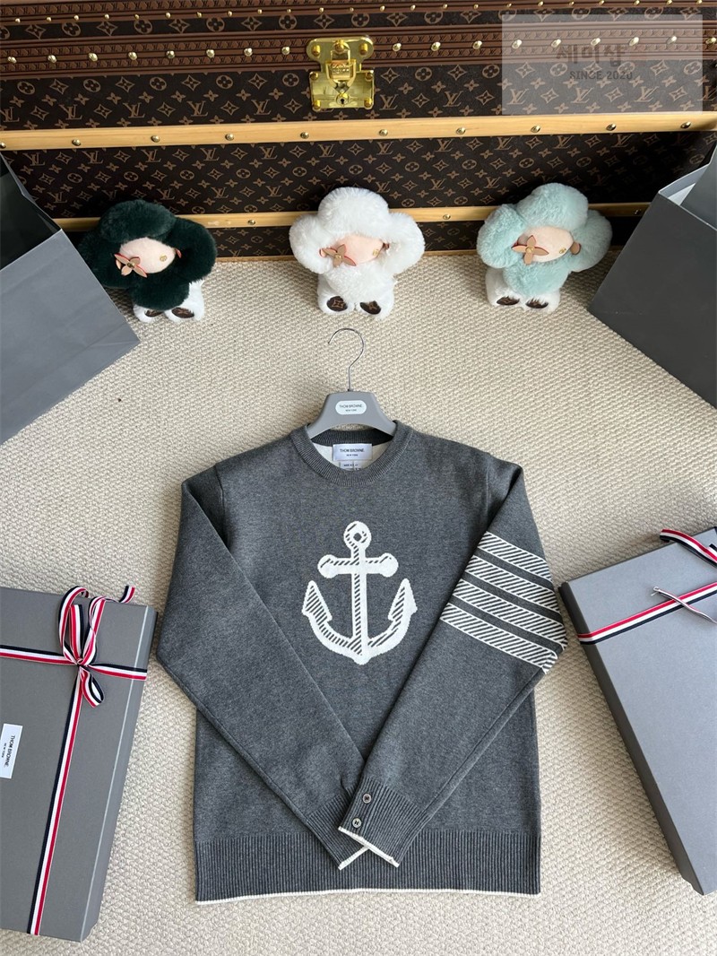 Thom Browne 톰브라운 사선완장 4-Bar 앵커 자카드 크루넥 풀오버 네이비 의류 24번 이미지