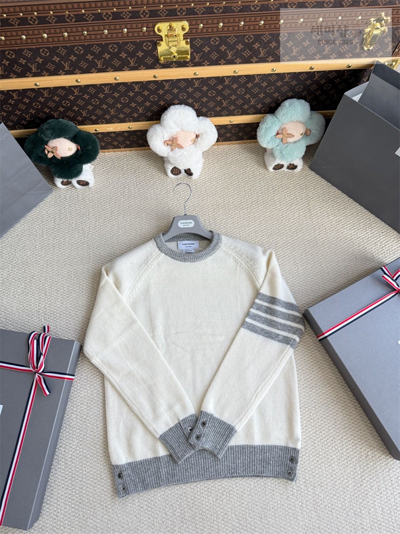 Thom Browne 톰브라운 사선완장 4-Bar 울 크루넥 스웨터 그린 의류 15번 이미지