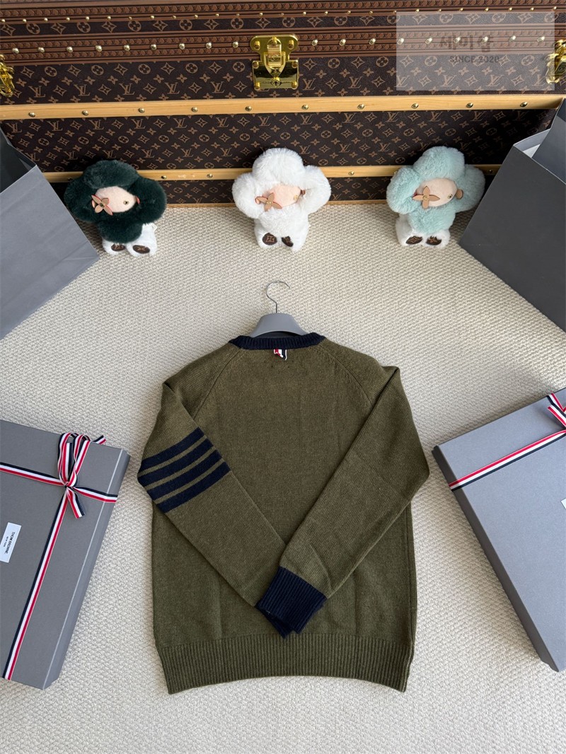 Thom Browne 톰브라운 사선완장 4-Bar 울 크루넥 스웨터 그린 의류 35번 이미지