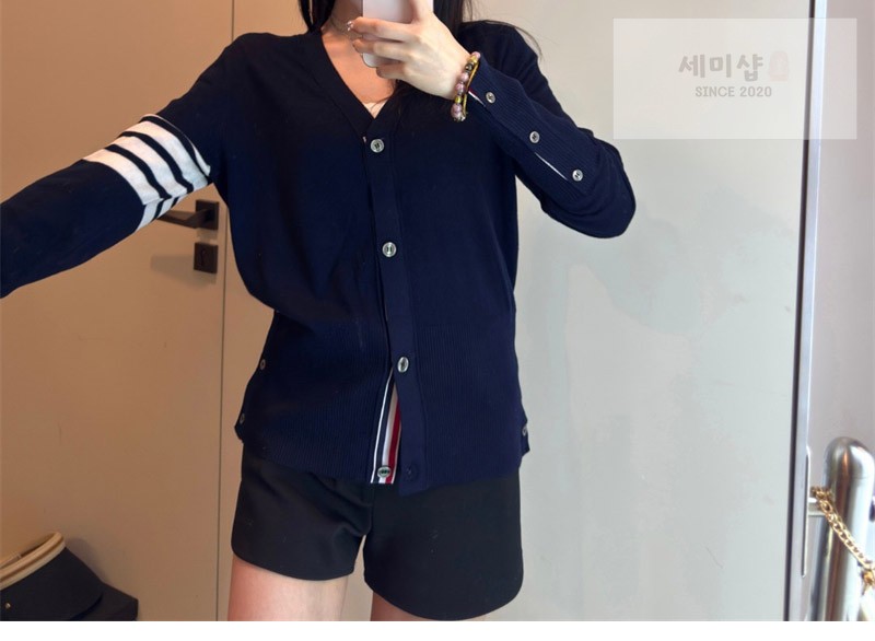 Thom Browne 톰브라운 사선완장 4-Bar 울 클래식 가디건 여성용 블루 의류 5번 이미지