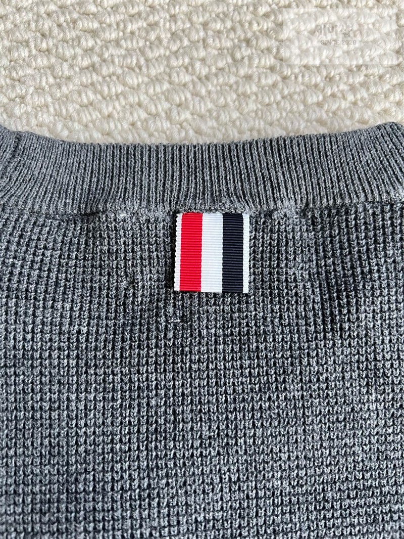 Thom Browne 톰브라운 사선완장 4-Bar 코튼 크루넥 니트 스웨터 네이비 의류 32번 이미지