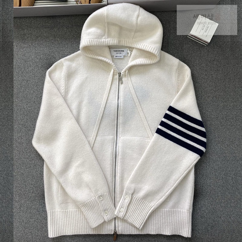 Thom Browne 톰브라운 사선완장 4-Bar 클래식 울 후드 집업 레플리카 23번 이미지 - 의류 | 세미샵 레플리카 사이트