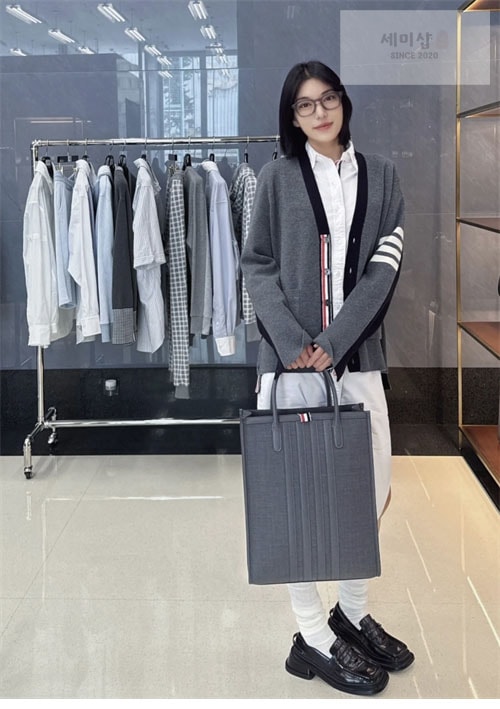 Thom Browne 톰브라운 사선완장 4-Bar 하프 가디건 레플리카 2번 이미지 - 의류 | 세미샵 레플리카 사이트