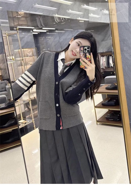 Thom Browne 톰브라운 사선완장 4-Bar 하프 가디건 레플리카 27번 이미지 - 의류 | 세미샵 레플리카 사이트