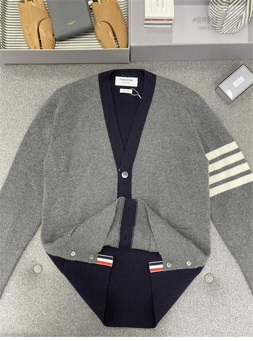 Thom Browne 톰브라운 사선완장 4-Bar 하프 가디건 레플리카 7번 이미지 - 의류 | 세미샵 레플리카 사이트