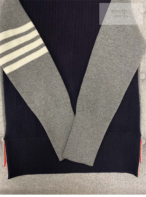 Thom Browne 톰브라운 사선완장 4-Bar 하프 가디건 레플리카 17번 이미지 - 의류 | 세미샵 레플리카 사이트