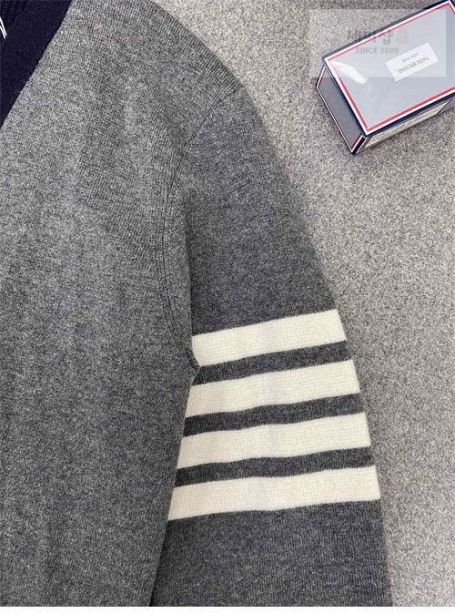 Thom Browne 톰브라운 사선완장 4-Bar 하프 가디건 레플리카 22번 이미지 - 의류 | 세미샵 레플리카 사이트