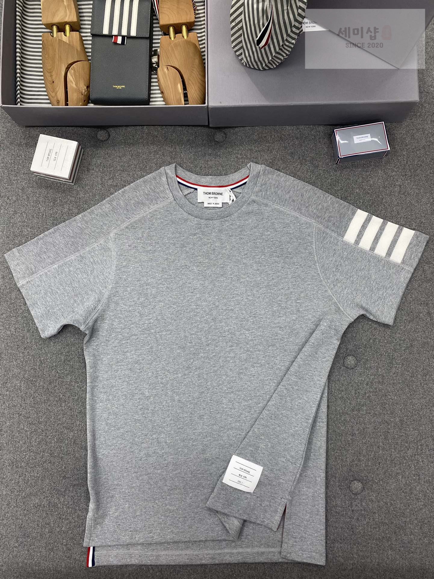 Thom Browne 톰브라운 사선 슬리브 반팔 티셔츠 그레이 의류 4번 이미지