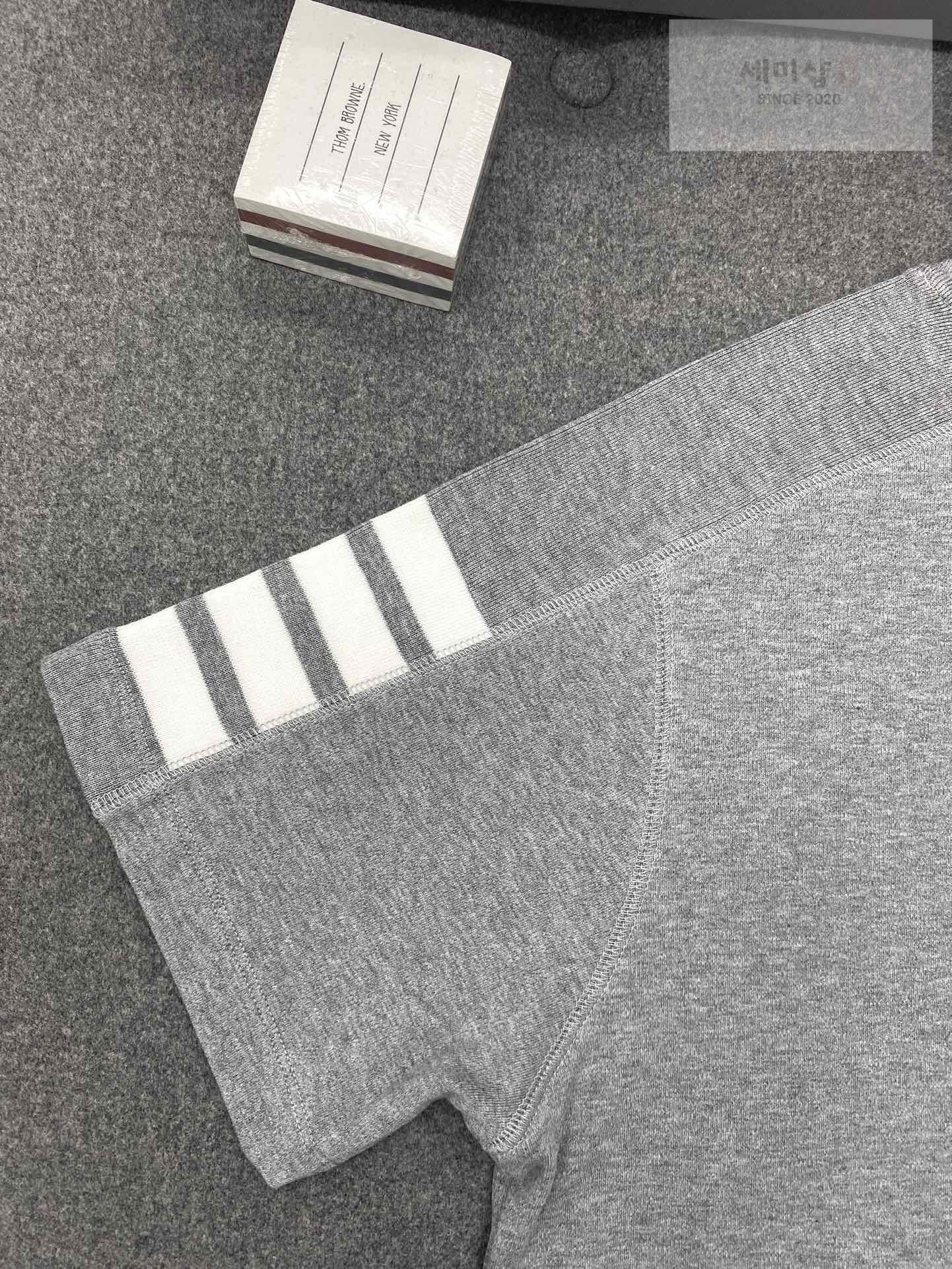 Thom Browne 톰브라운 사선 슬리브 반팔 티셔츠 그레이 의류 16번 이미지