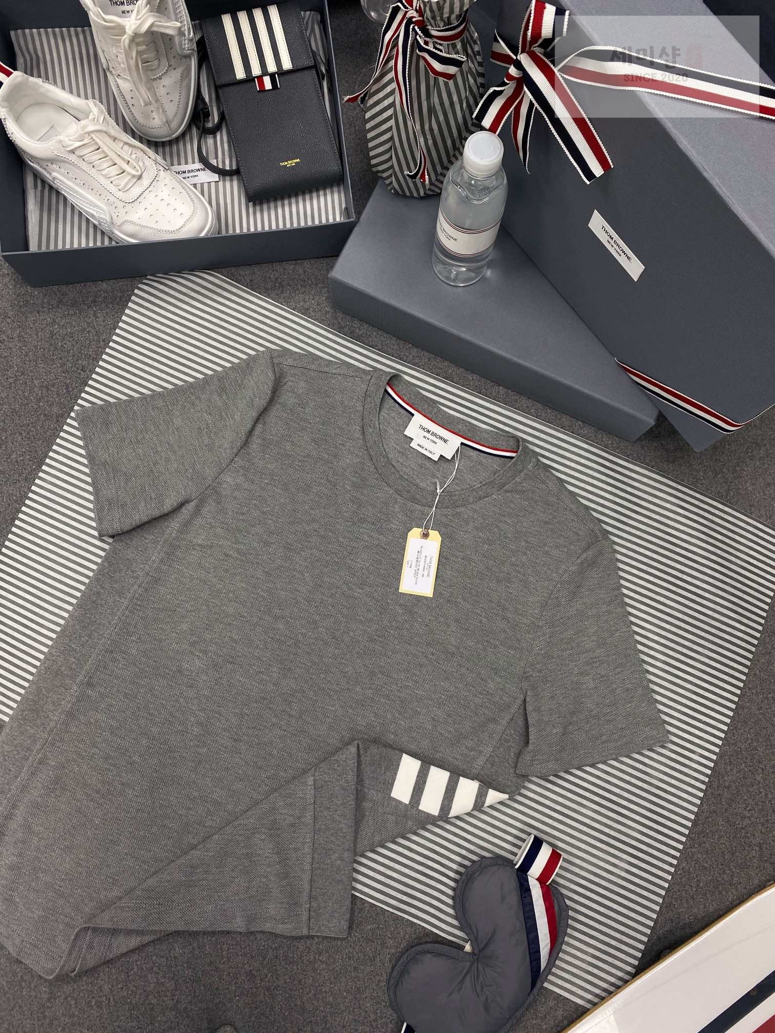 Thom Browne 톰브라운 사이드라인 반팔 티셔츠 “3COLOR” NO.1 의류 12번 이미지