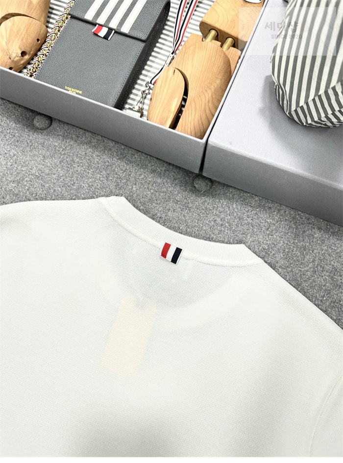 Thom Browne 톰브라운 삼선 스트라이프 반팔 티셔츠 레플리카 26번 이미지 - 의류 | 세미샵 레플리카 사이트