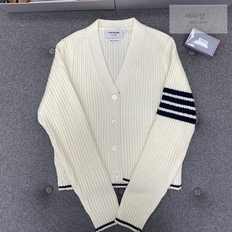 Thom Browne 톰브라운 여성용 사선완장 4-Bar 버진 울 케이블 크롭 v넥 가디건 의류 1번 이미지