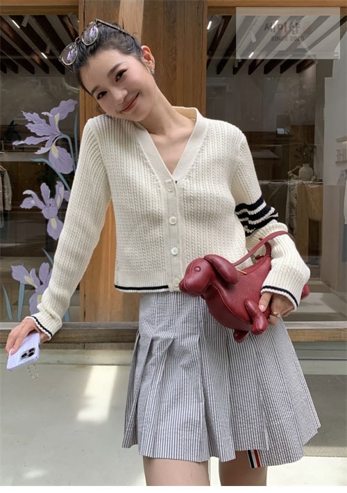 Thom Browne 톰브라운 여성용 사선완장 4-Bar 버진 울 케이블 크롭 v넥 가디건 의류 21번 이미지