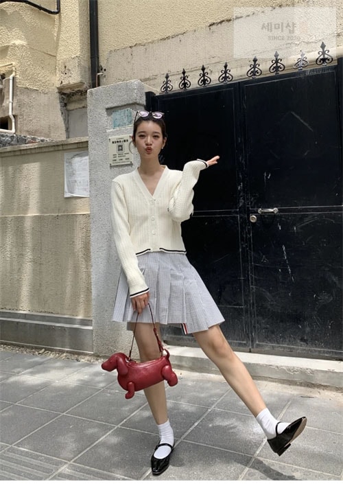 Thom Browne 톰브라운 여성용 사선완장 4-Bar 버진 울 케이블 크롭 v넥 가디건 의류 2번 이미지