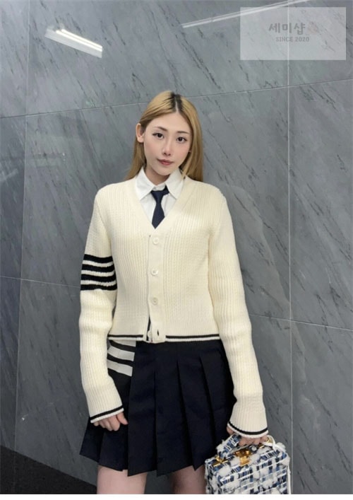 Thom Browne 톰브라운 여성용 사선완장 4-Bar 버진 울 케이블 크롭 v넥 가디건 의류 4번 이미지