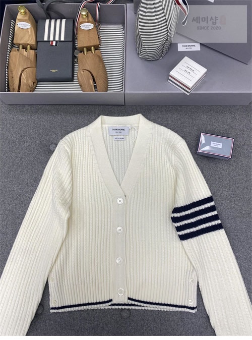 Thom Browne 톰브라운 여성용 사선완장 4-Bar 버진 울 케이블 크롭 v넥 가디건 의류 5번 이미지