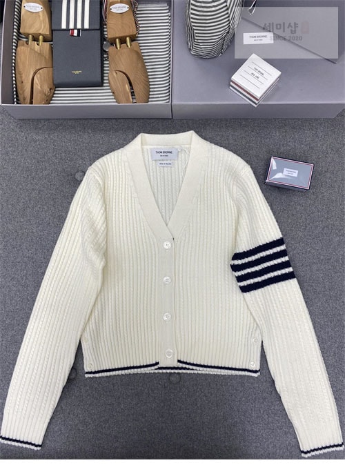 Thom Browne 톰브라운 여성용 사선완장 4-Bar 버진 울 케이블 크롭 v넥 가디건 의류 24번 이미지