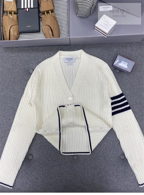 Thom Browne 톰브라운 여성용 사선완장 4-Bar 버진 울 케이블 크롭 v넥 가디건 의류 6번 이미지