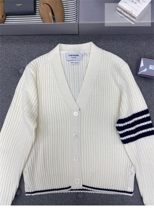 Thom Browne 톰브라운 여성용 사선완장 4-Bar 버진 울 케이블 크롭 v넥 가디건 의류 7번 이미지
