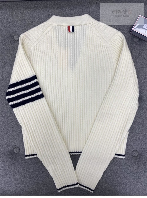 Thom Browne 톰브라운 여성용 사선완장 4-Bar 버진 울 케이블 크롭 v넥 가디건 의류 8번 이미지